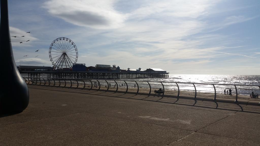 Somerville Hotel Blackpool Bagian luar foto